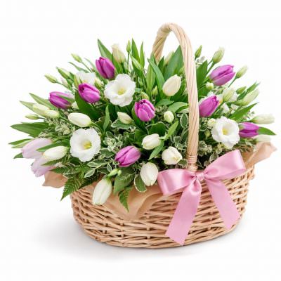 Корзина с красивыми цветами «Весенний сюрприз»