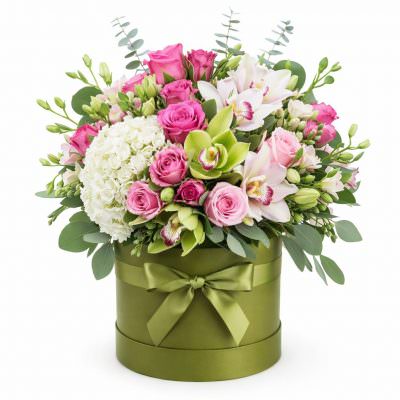 Цветочная композиция в шляпной коробке «Светлый трепет»