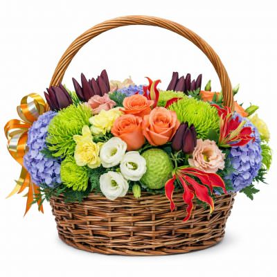 Цветочная композиция в корзине «Садовые чары»